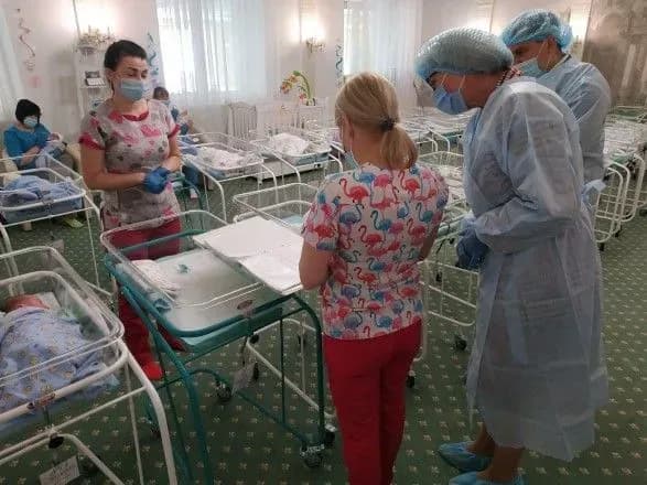 Денісова проінспектувала готель, у якому перебувають новонароджені від сурогатних матерів