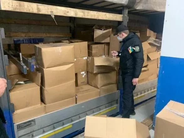 На кордоні з Польщею затримали новий одяг під виглядом "гуманітарки"