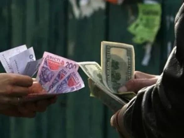 Зловмисники в медичних масках пограбували міняйлу