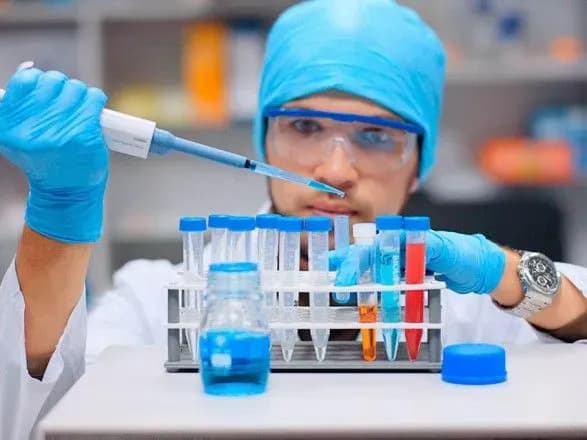 У Британії проводять клінічні випробування клітинної терапії для хворих на COVID-19