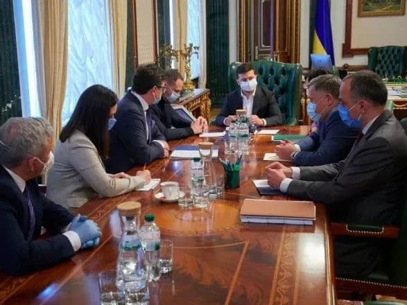 Зеленський провів нараду щодо зростання експорту та залучення інвестицій