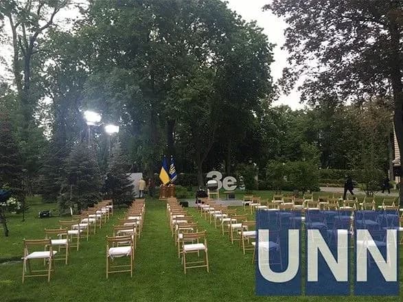 Маски, антисептик та свіже повітря: як відбувається підготовка до пресконференції Президента