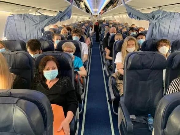 Сьогодні спецрейсом із Франції повертається 170 українців