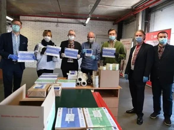 Кулеба с иностранными дипломатами отправил партию средств для противодействия COVID-19 медикам в 936 ОТГ