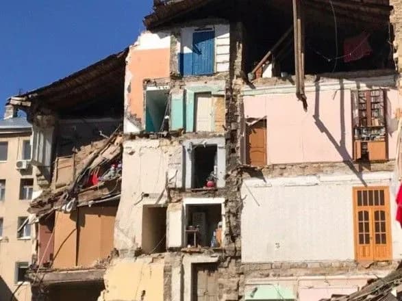 В Одесі продовжують розбирати конструкції обваленого будинку: деталі
