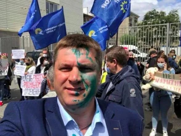 В Харькове во время акции протеста экс-депутата облили зеленкой