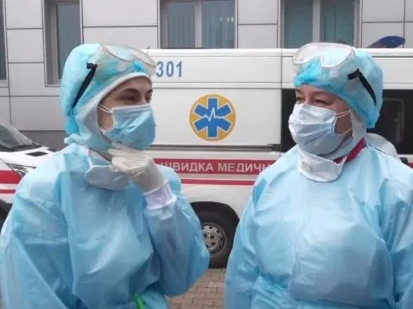 Медикам, які працювали з людьми, у яких не підтвердили COVID-19, теж пообіцяли доплату