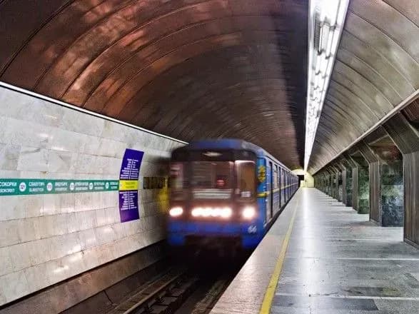 Мати 5-денний запас масок: у МОЗ надали рекомендації для працівників та пасажирів метро