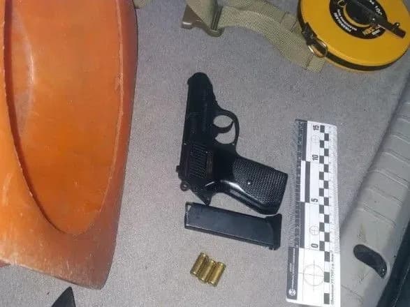 У Києві п’яний чоловік погрожував пасажирам маршрутки зброєю