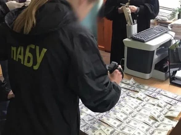 У Харкові на хабарі у 4 тисячі доларів викрили суддю