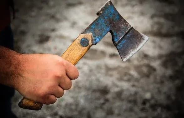 У столиці чоловік накинувся на дружину з сокирою