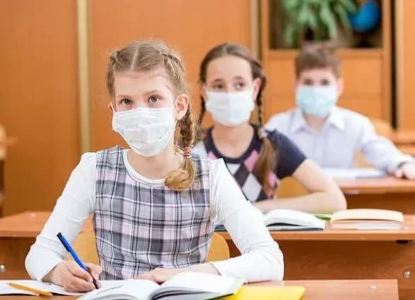 Уряд послабив обмеження для пенсіонерів на відвідування спортивних заходів, а для учнів – на проходження ЗНО