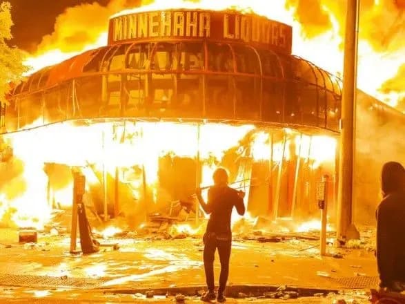 У містах США почалися заворушення після смерті афроамериканця, затриманого поліцією