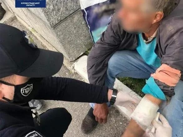 Чоловік намагався вкоротити собі віку посеред вулиці в Кропивницькому