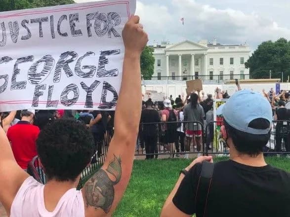 Під Білим домом розігнали демонстрантів газом і гумовими кулями, проте протести тривають