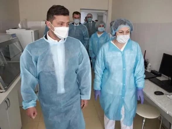 Зеленський перевірив роботу лабораторії на Хмельниччині: цікавився виплатами доплат медикам