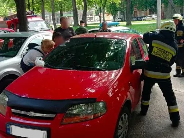 У Дніпрі п’ятимісячне немовля опинилося зачиненим в автомобілі