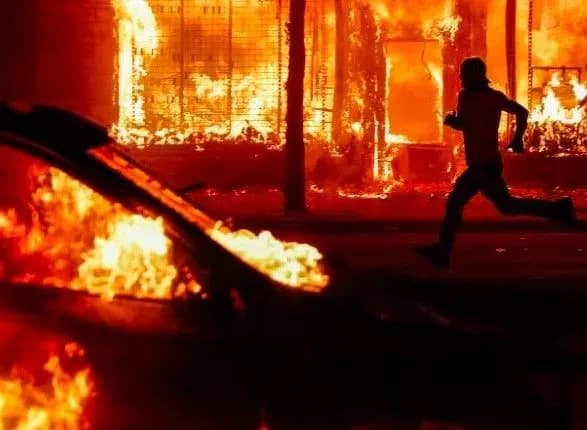 Протести у США: Facebook блокує сторінки і акаунти радикалів, які планували принести зброю на акції