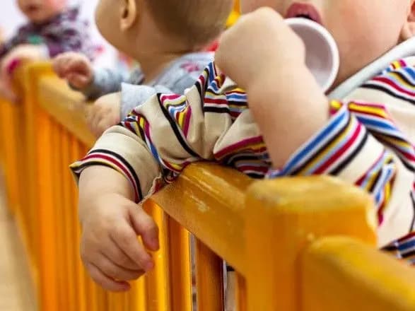 У ВР зареєстрували урядовий законопроект про зміни до системи догляду за дітьми: деталі