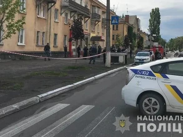 Мужчине, который поджег свою жену в магазине, сообщили о подозрении