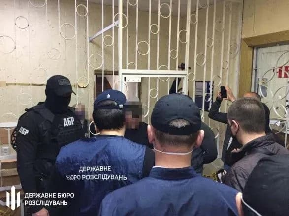 ДБР затримало 7 учасників банди поліцейських на чолі з начальником відділу поліції