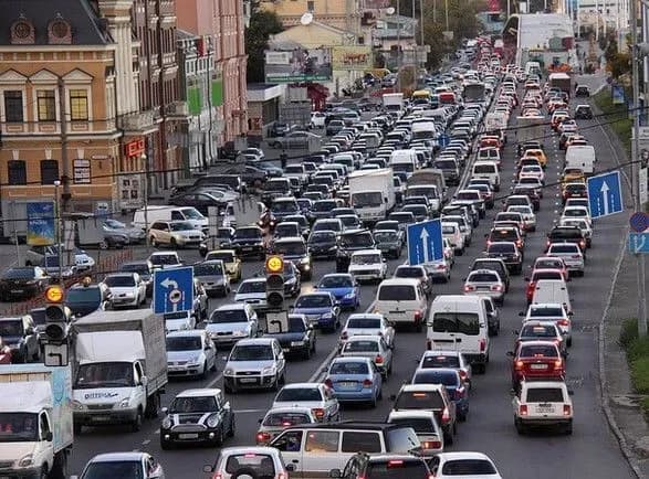 Ранок п’ятниці у Києві почався із заторів