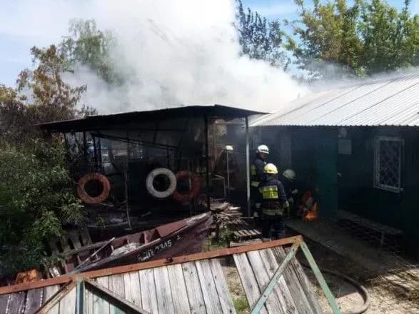 У Дніпрі ліквідували пожежу у боксах