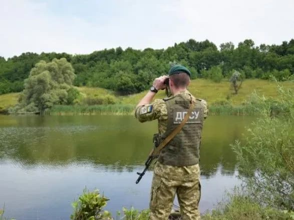 Прикордонники врятували чоловіка, якого без свідомості несло течією річки Тиса до Угорщини
