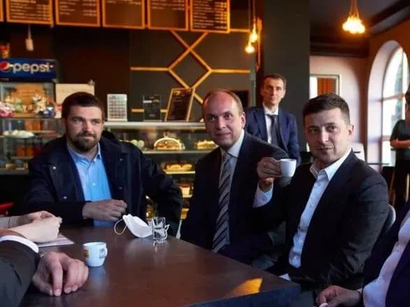 На Зеленського склали адмінпротокол за каву в Хмельницькому