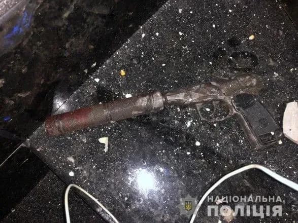 На Буковині чоловік при втечі відстрілювався від поліцейських, є поранені