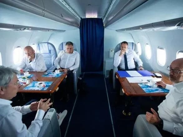 Українська делегація на чолі з Резніковим летить до Франції