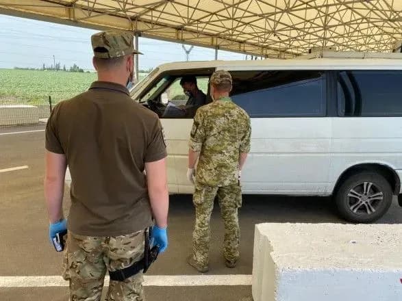 Оккупанты продолжают блокировать работу КПВВ на Донбассе