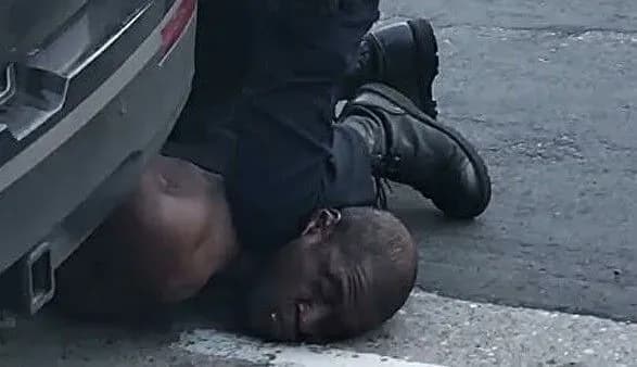 Губернатор Айови заборонила поліцейським застосовувати задушливі прийоми