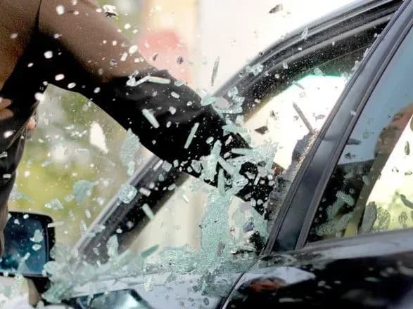 У столиці з авто підприємця викрали значну суму грошей
