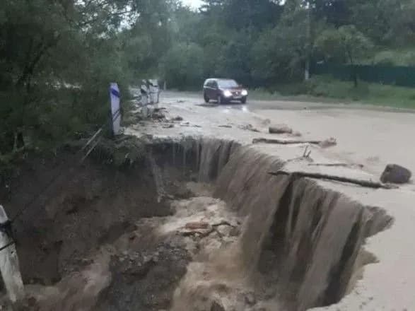 ДСНС: Внаслідок паводку на Буковині затопило автодорогу