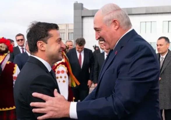 Лукашенко передав для Зеленського та Першої леді білоруські вишиванки