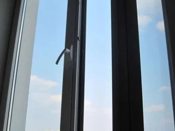 У Києві іноземець вистрибнув з вікна квартири, у якій виявили труп