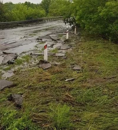 На Кіровоградщині муловий потік зніс легковик у кювет