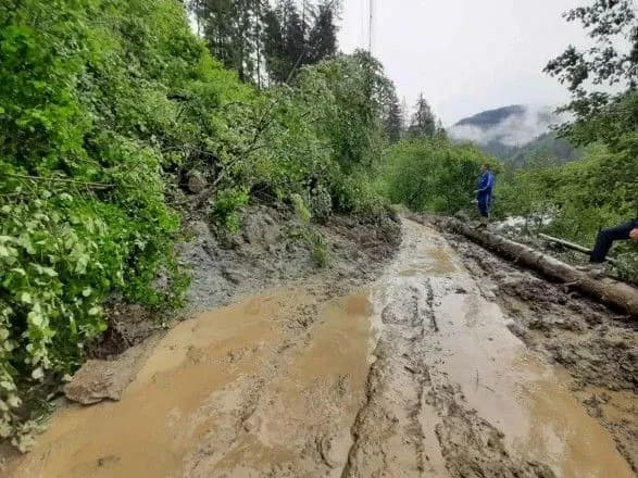 На Прикарпатті через зсув ґрунту пошкоджено дорогу