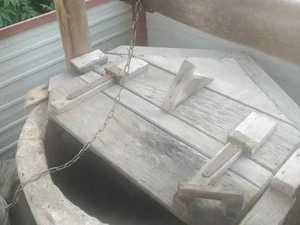 На Сумщині врятували чоловіка, який впав в 10-метровий колодязь