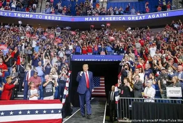 Еще два сотрудника штаба Трампа заразились коронавирусом