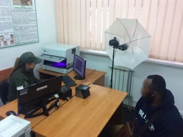 Африканський спудей намагався потрапити до ЄС з фальшивим паспортом