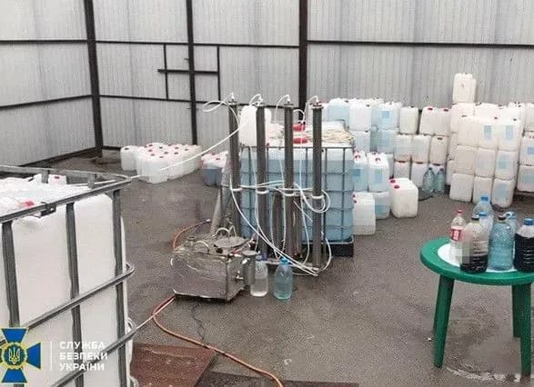 У Запоріжжі викрили цех із виготовлення контрафактного спирту на мільйони гривень