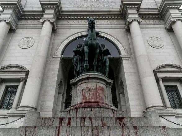 Протести в США: Американський музей природної історії демонтує статую Теодора Рузвельта
