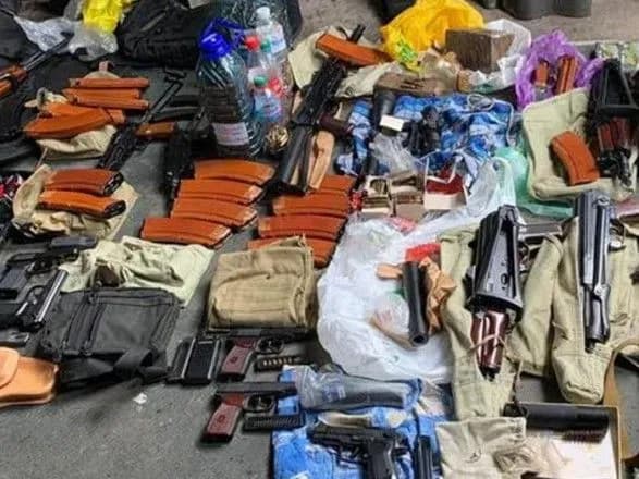 У двох киян вилучили арсенал зброї та наркотики