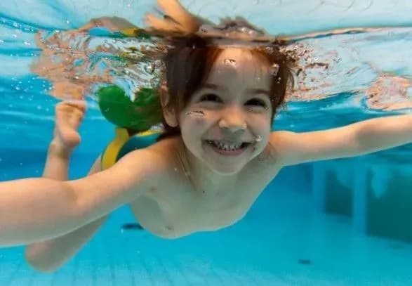 В Киеве разрешили работу бассейнов