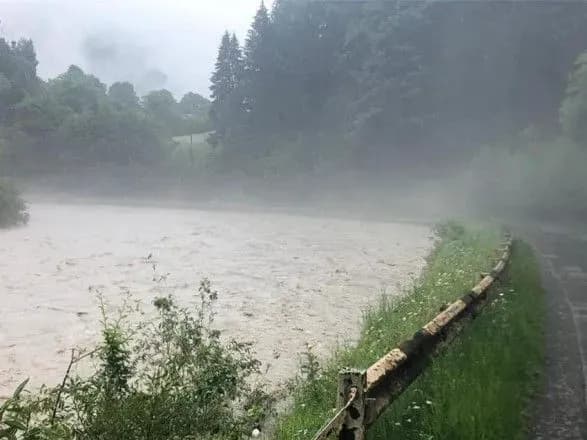 На Закарпатті попереджають про можливе підтоплення автодороги через негоду