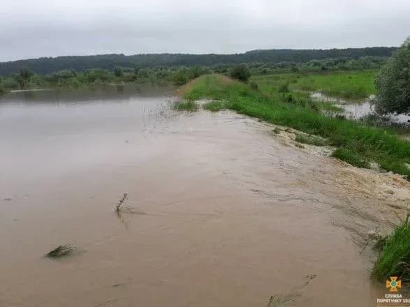 На Тернопільщині на Дністрі розпочався перелив води через дамбу