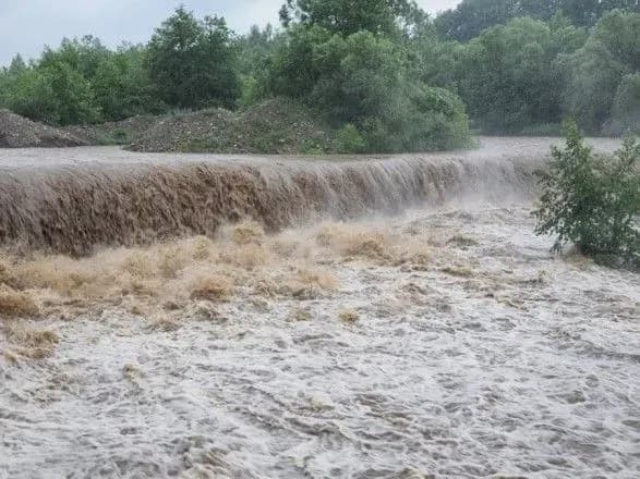 Укрзалізниця через надзвичайну ситуацію на Прикарпатті відмінила курсування 7 поїздів
