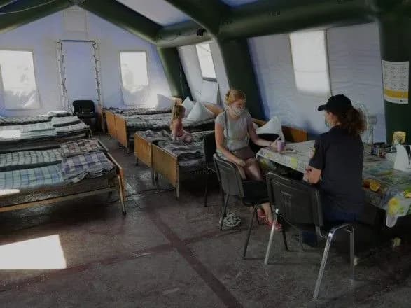 На Донбасі у КПВВ "Новотроїцьке” довелось заночувати 42 особам